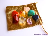 pochette cristaux 7 chakras pour équilibrer vos centres énergétiques et favoriser le bien-être