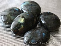 Labradorite, galet poli, origine Madagascar